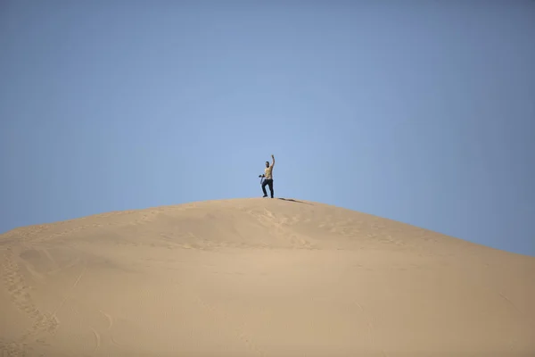 Photographe debout au sommet de la dune — Photo