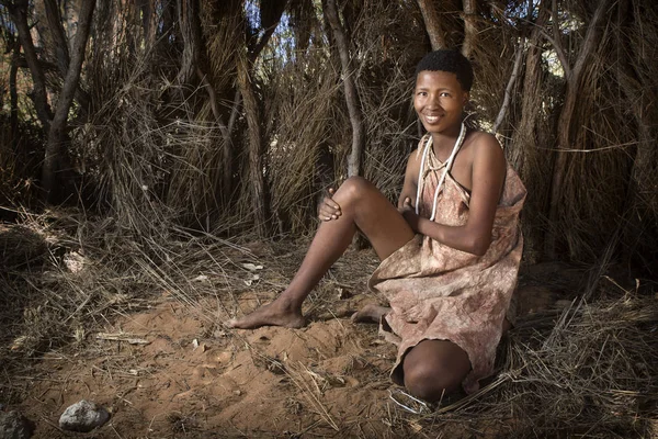 Himbák nő jelent faluja — Stock Fotó