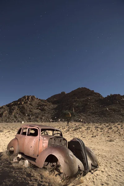 Stary samochód na pustyni — Zdjęcie stockowe