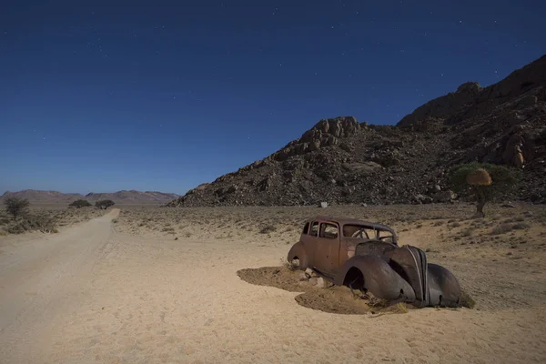 砂漠の古い車 — ストック写真