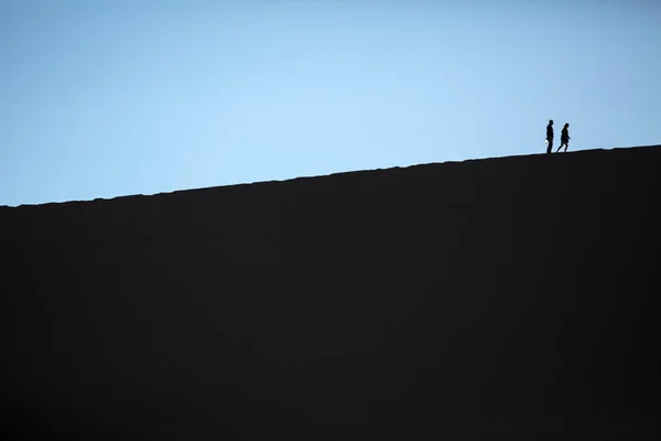 Turister klättra den högsta sanddynen i Sossusvlei. — Stockfoto