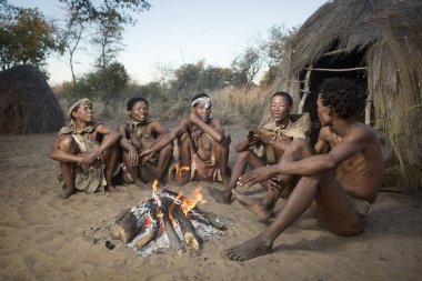 San ateşin yanında oturan Bushmen