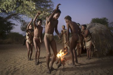 Geleneksel dans San Bushmen göstermek