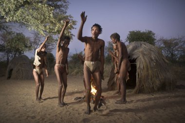 Geleneksel dans San Bushmen göstermek