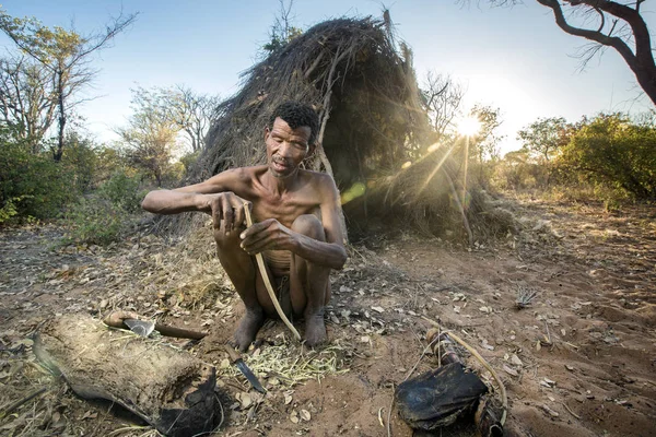 San Bushman dostat oheň — Stock fotografie