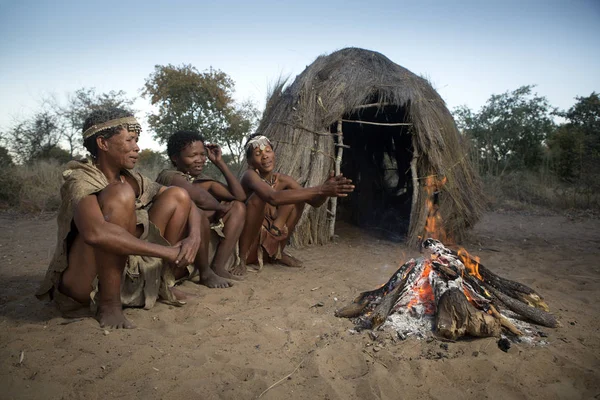 San Buschmänner sitzen am Feuer — Stockfoto
