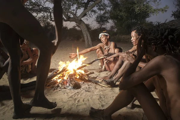 San Bushmen démontrent la danse traditionnelle — Photo