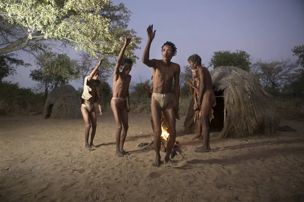 Сан-Бушмен демонстрирует традиционный танец — стоковое фото