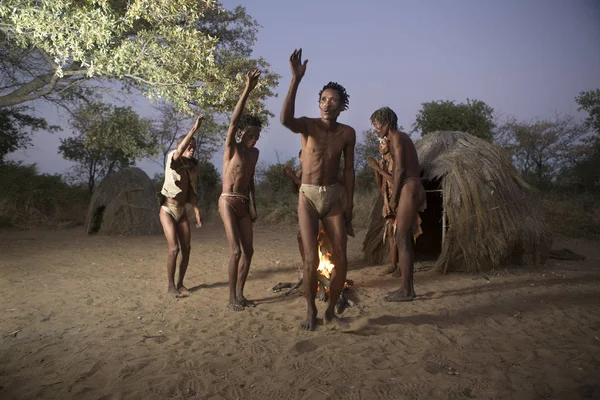 San Bushmen demuestra danza tradicional Imagen De Stock