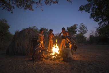 Geleneksel dans San Bushmen göstermek