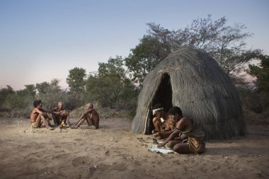 insanların bu Afrika komitesinin toplanması