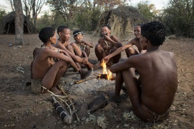 San ateşin yanında oturan Bushmen
