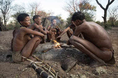 San ateşin yanında oturan Bushmen