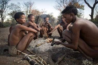 San ateşin yanında oturan Bushmen