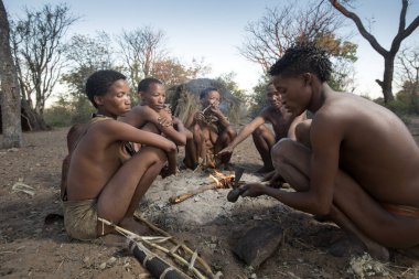 San ateşin yanında oturan Bushmen