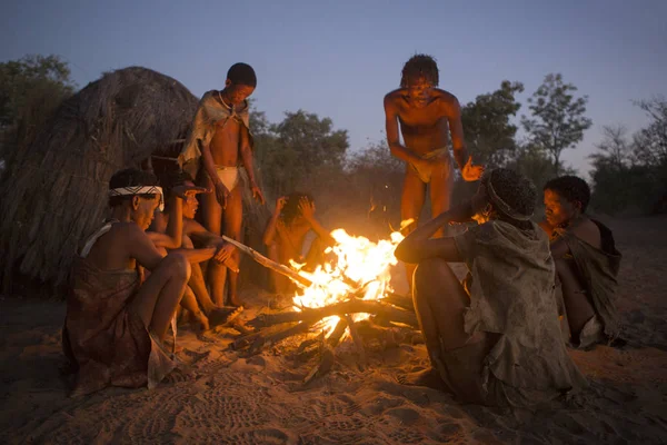 サンのブッシュマン族は伝統的なダンスを示す — ストック写真