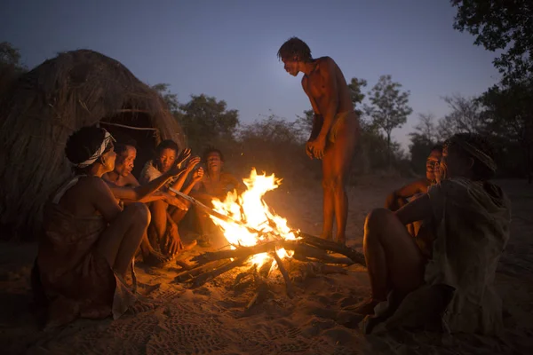 San Bushmen démontrent la danse traditionnelle — Photo