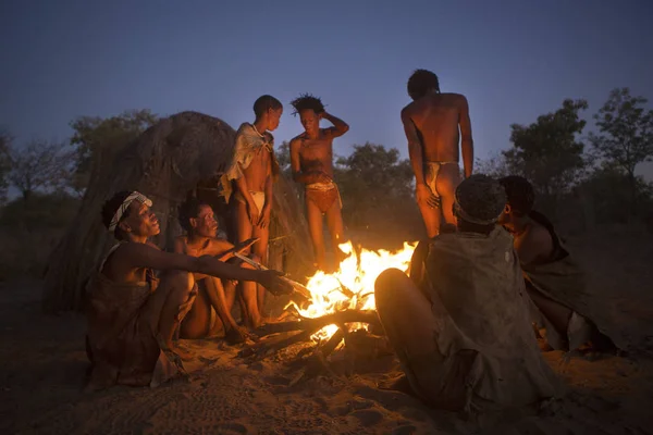 San Bushmen demonstrar dança tradicional — Fotografia de Stock