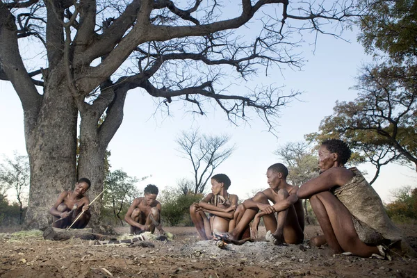 San Bushmen sentado perto de fogo — Fotografia de Stock
