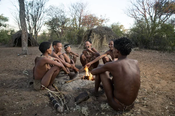 San Bosjesmannen zitten in de buurt van vuur — Stockfoto