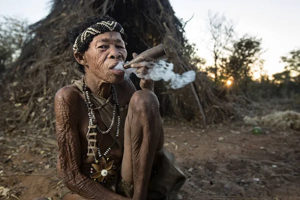 Himba Frau rauchen — Stockfoto
