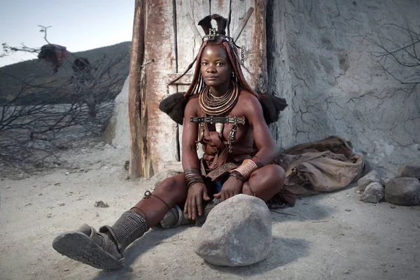 Himba жінка позах у своє село — стокове фото