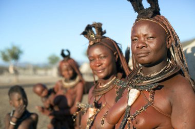 Himba kadınları poz