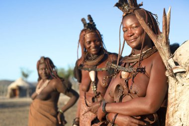 Himba kadınları poz