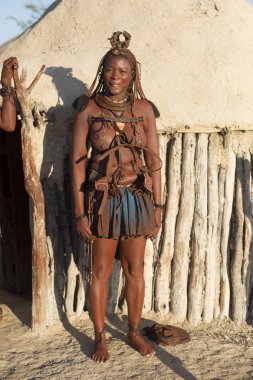 Himba kadın pozlar onun köyü