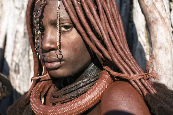 Himba γυναίκα πόζες στο χωριό της — Φωτογραφία Αρχείου
