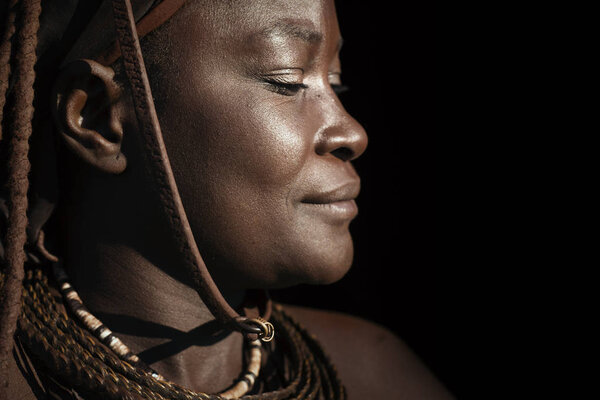 Женщина Химба позирует в своей деревне
