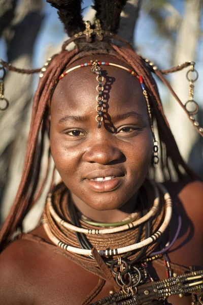 在她村子里的辛巴族女人姿势 — 图库照片