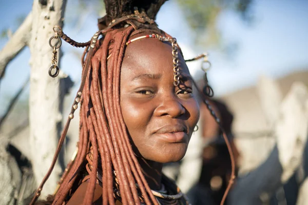 在她村子里的辛巴族女人姿势 — 图库照片