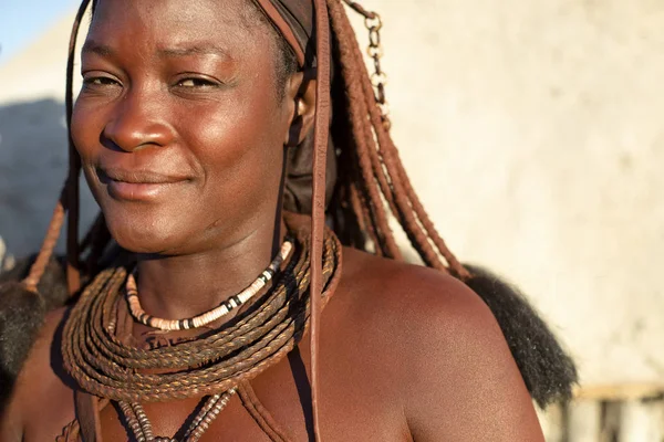 Mujer Himba posa en su pueblo — Foto de Stock