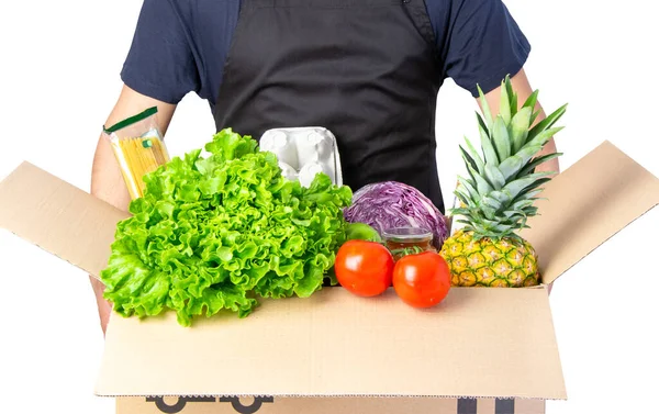 Egy Férfi Aki Egy Kartondobozt Tart Salátával Paradicsommal Spagettivel Ananásszal — Stock Fotó