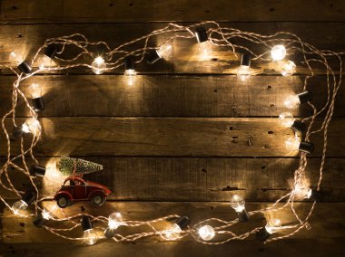 Araba ile Noel ağacı ahşap arka plan üzerinde 