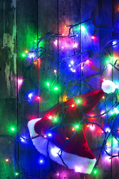 Kerstman hoed op houten achtergrond — Stockfoto
