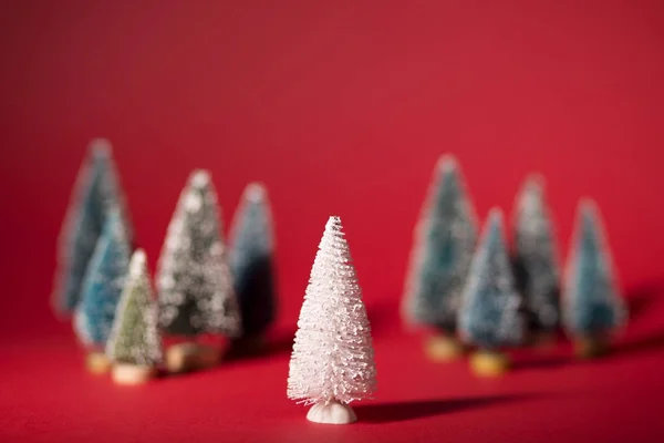 红底圣诞树 — 图库照片