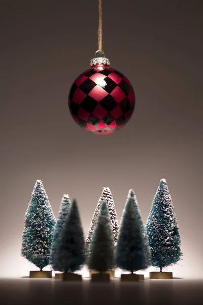 Een kerst bal op sommige kerstboom, doen alsof een Ufo-landing — Stockfoto