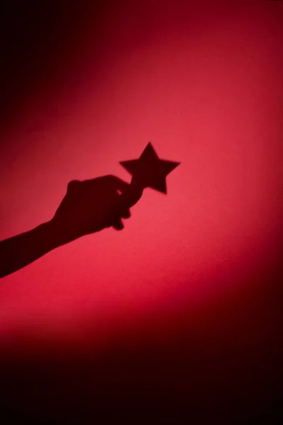 Μια σκιά από ένα χέρι που κρατά ένα αστέρι — Φωτογραφία Αρχείου