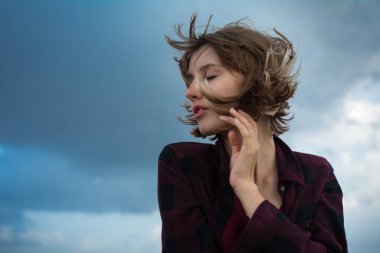 Mujer joven con viento 