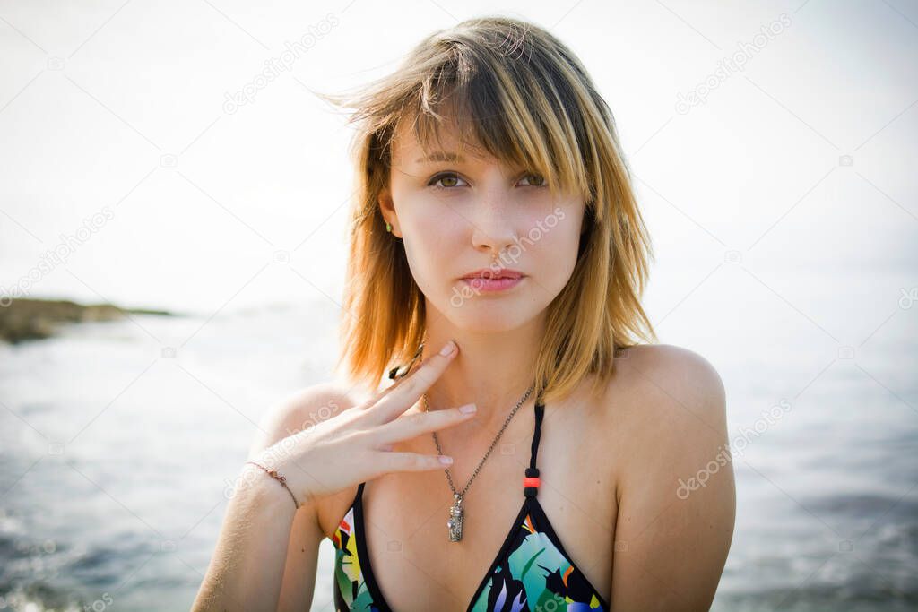 chica rubia en playa con bikini
