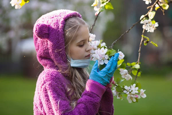 Schattig Meisje Poseren Medische Gezichtsmasker Latex Beschermende Handschoenen Bloeiende Appelbomen — Stockfoto