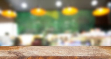 Ahşap raf bulanık kahve dükkanı