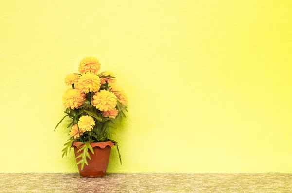 Штучна Квітка Чорнобривця Пластиковій Вазі Жовтому Фоні Бетонної Стіни — стокове фото