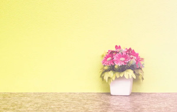 Штучна Квітка Вазі Жовтому Фоні Бетонної Стіни — стокове фото