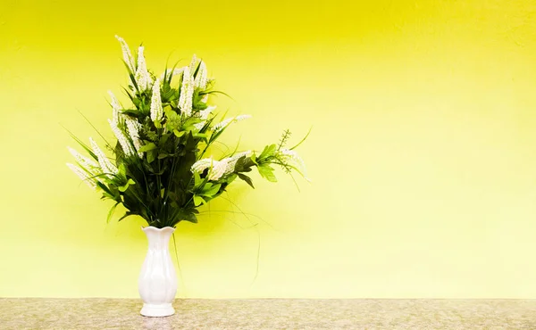 Flor Artificial Jarrón Sobre Fondo Pared Hormigón Amarillo —  Fotos de Stock