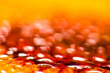 Su damlaları ile sarı ve kırmızı arkaplan