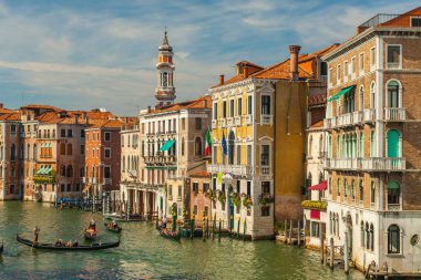 Colenssima e stupenda veduta del Canal Grande di Venezia, con gondole e facciate dei bellissimi e antichi palazzi in evidence