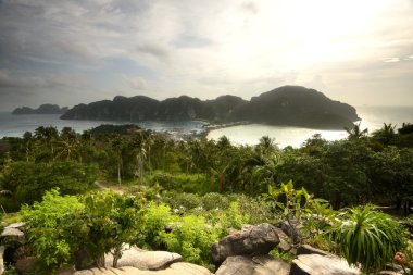 Phi Phi Island view gece karanlığında gelin